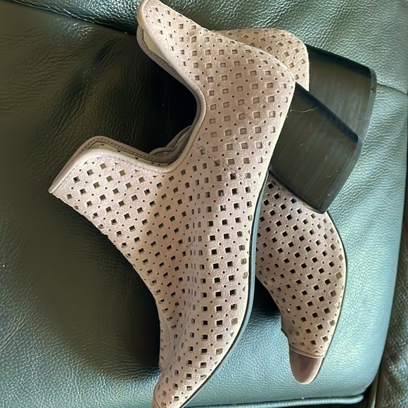 LOGO PeepToe Ankle Bootie Size7 Light Lavender Stacked Heel Casual Chic Bohemian - Picture 3 of 10